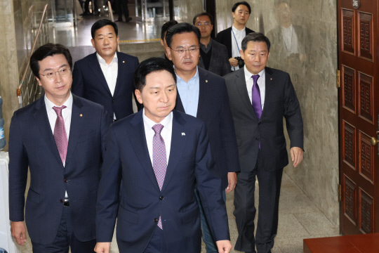 김기현 국민의힘 대표와 이철규 전 사무총장 등 사퇴한 주요당직자들이 15일 오후 국회 본청에서 열린 의원총회에 참석하고 있다.<연합뉴스>